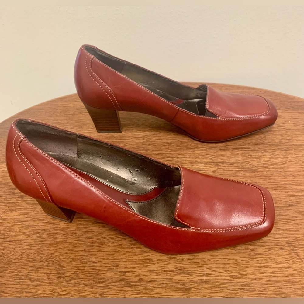 Natural Traveler heel pumps dark red with square toe